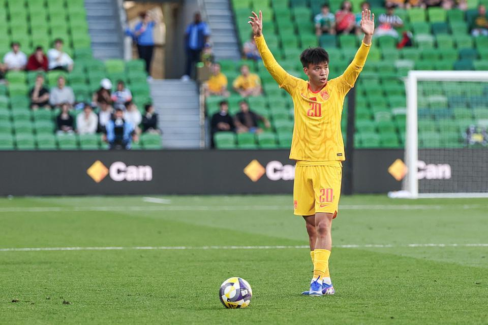 蜂鸟电竞官网-硬仗又迷失！王钰栋0次过人+15次丢球权 4脚离谱失误遭批：快留洋
